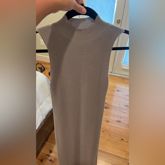 Sleeveless Grey Sweater Dress-Midi - Picture 4 of 4
